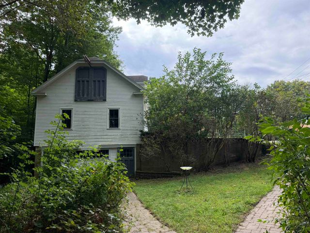 226 Amesbury Road, Kensington, NH 03833