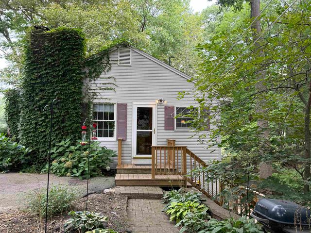 226 Amesbury Road, Kensington, NH 03833