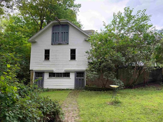226 Amesbury Road, Kensington, NH 03833