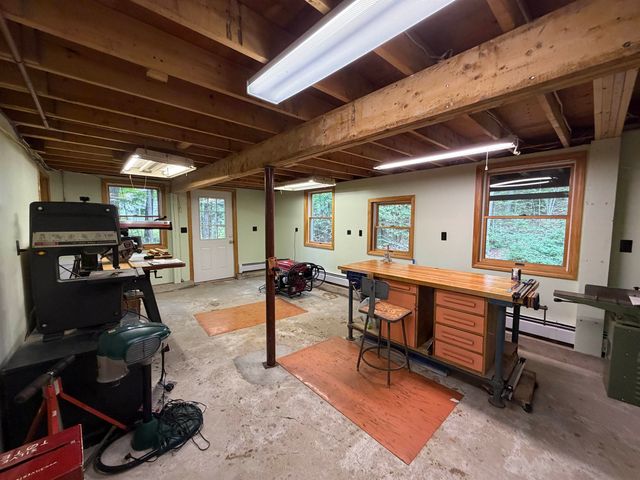226 Amesbury Road, Kensington, NH 03833