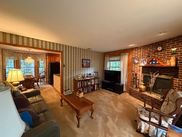 226 Amesbury Road, Kensington, NH 03833