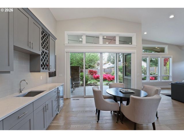 5686 Sw 87TH Ave, Portland, OR 97225