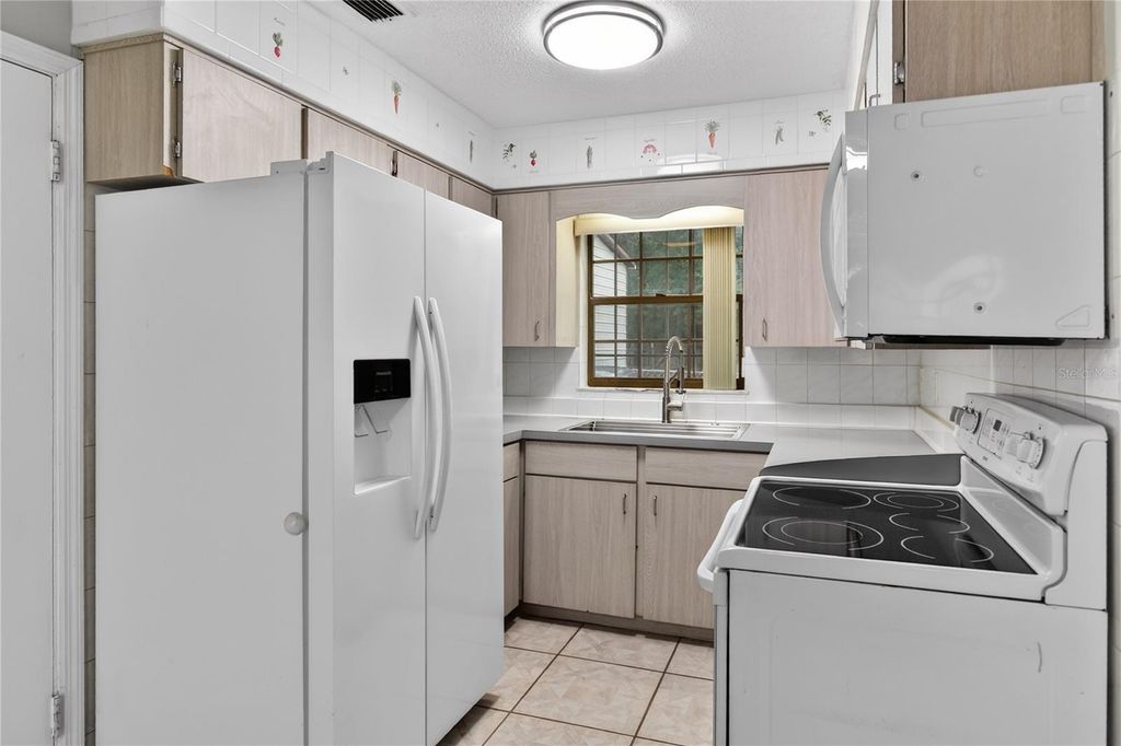 Image 16 of property listing at 11 REYES ROAD, Deland, FL 32724