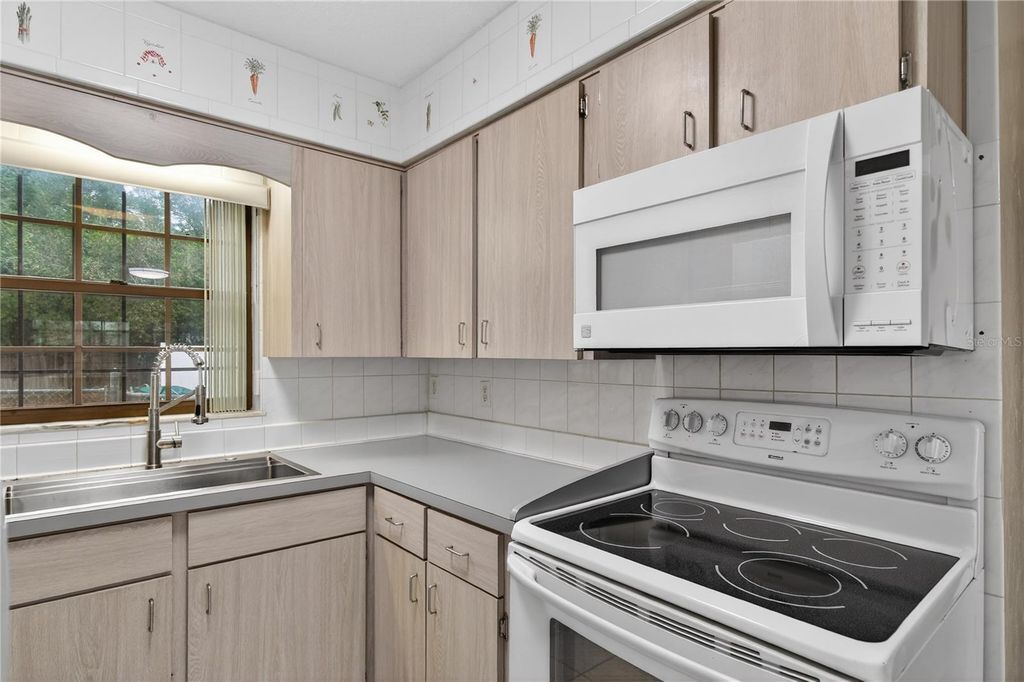 Image 17 of property listing at 11 REYES ROAD, Deland, FL 32724