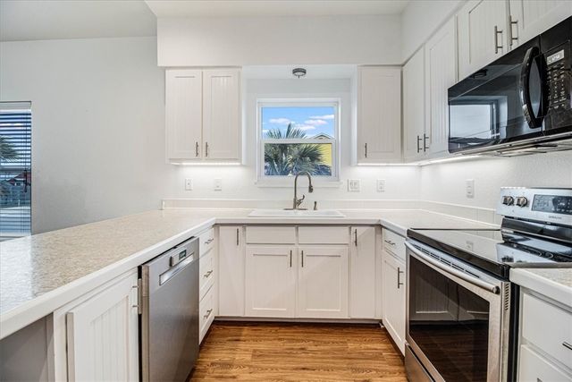 325 10th St, Port Aransas, TX 78373