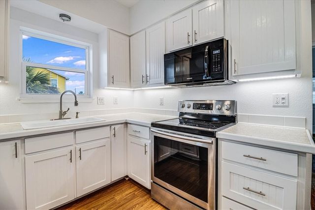 325 10th St, Port Aransas, TX 78373