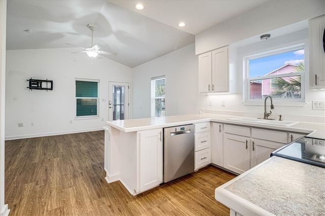 325 10th St, Port Aransas, TX 78373