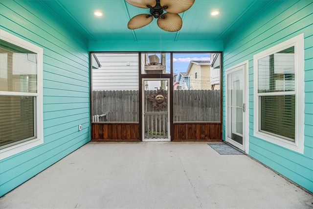 325 10th St, Port Aransas, TX 78373