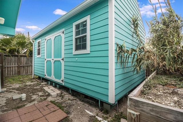325 10th St, Port Aransas, TX 78373