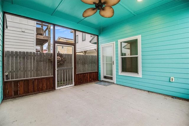 325 10th St, Port Aransas, TX 78373