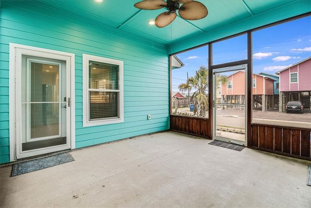 325 10th St, Port Aransas, TX 78373