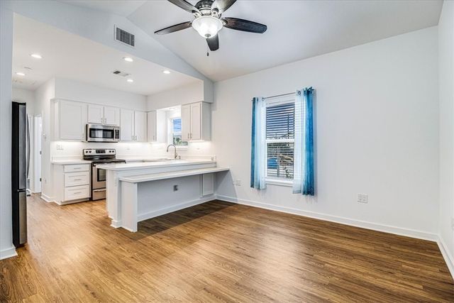 325 10th St, Port Aransas, TX 78373