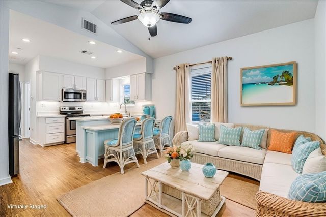 325 10th St, Port Aransas, TX 78373