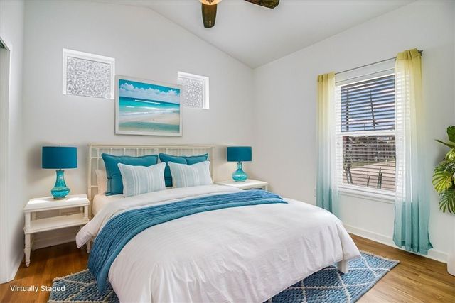 325 10th St, Port Aransas, TX 78373