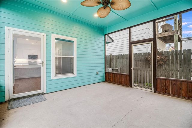 325 10th St, Port Aransas, TX 78373