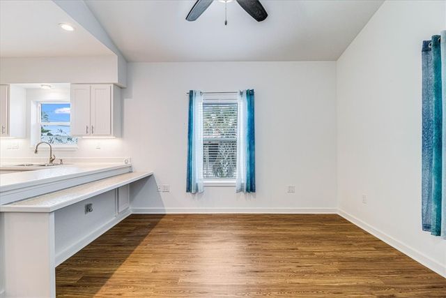 325 10th St, Port Aransas, TX 78373