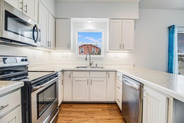 325 10th St, Port Aransas, TX 78373