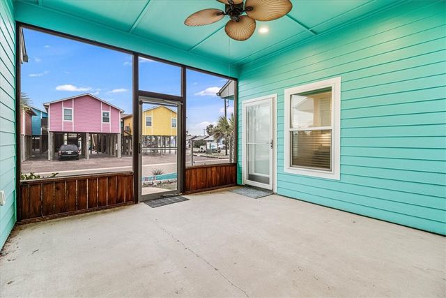 325 10th St, Port Aransas, TX 78373