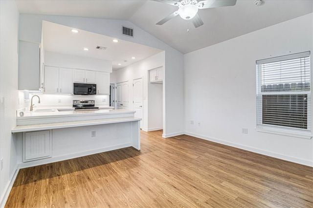 325 10th St, Port Aransas, TX 78373