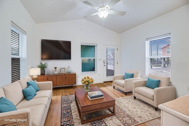 325 10th St, Port Aransas, TX 78373