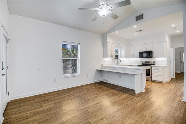 325 10th St, Port Aransas, TX 78373