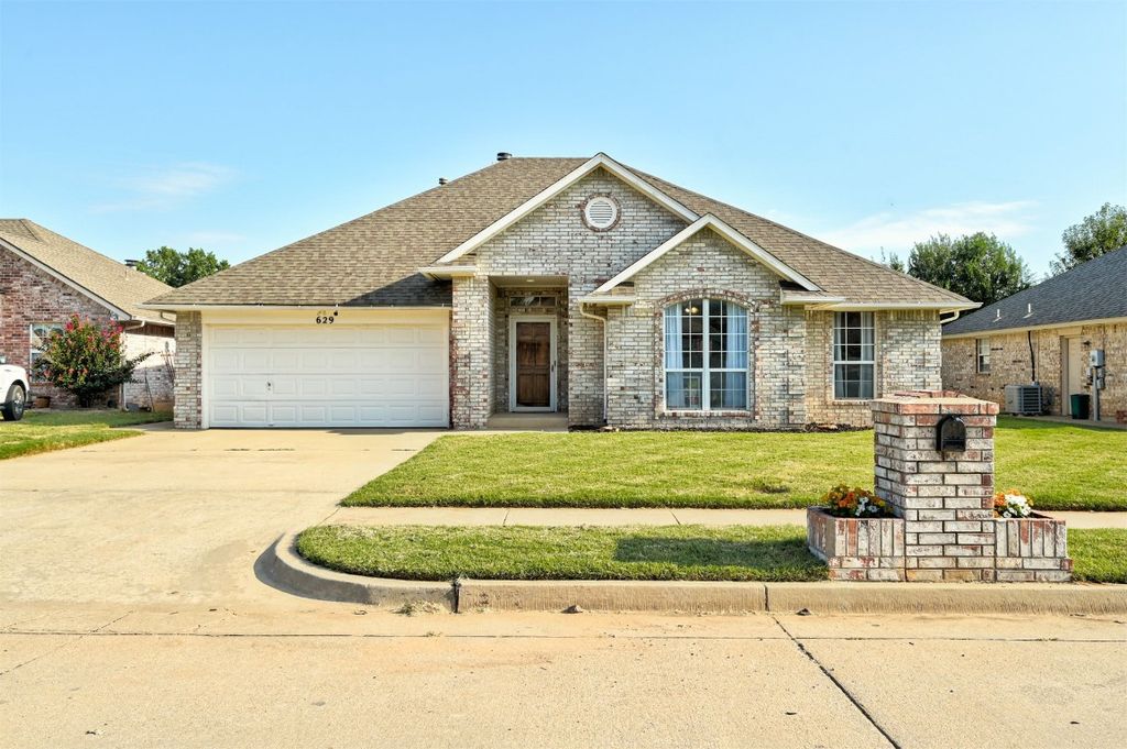 629 W Dowden Drive, Mustang, OK 73064