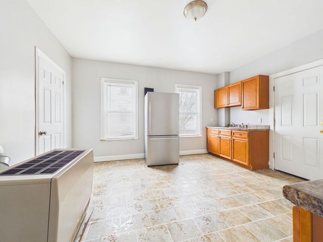 92 Rockland St, New Bedford, MA 02740