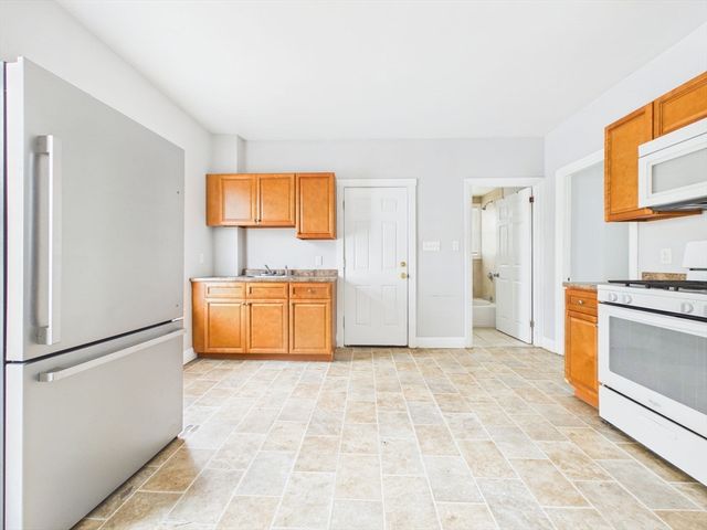 92 Rockland St, New Bedford, MA 02740