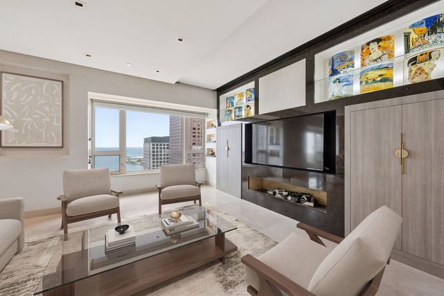 800 N Michigan Avenue 3301, Chicago, IL 60611
