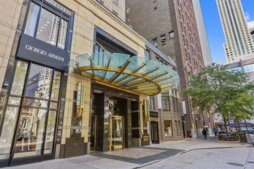 800 N Michigan Avenue 3301, Chicago, IL 60611