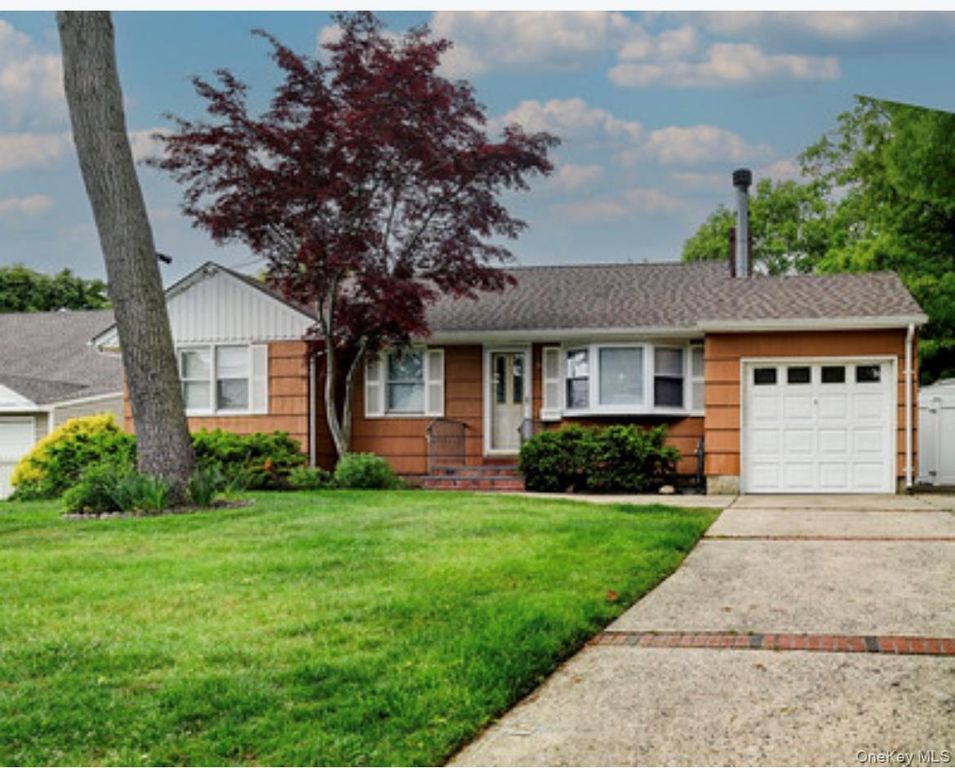 18 Bailey Avenue, Babylon, NY 11702