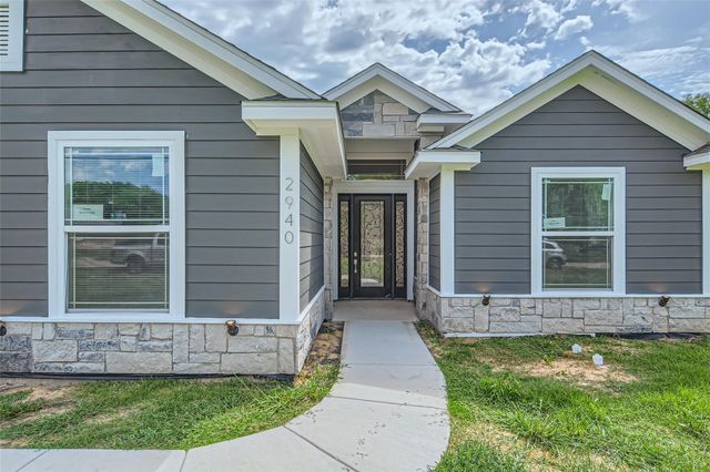 2940 Henry Road, Lancaster, TX 75134