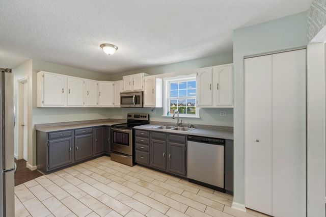 42 Regal Oaks, Barboursville, WV 25504