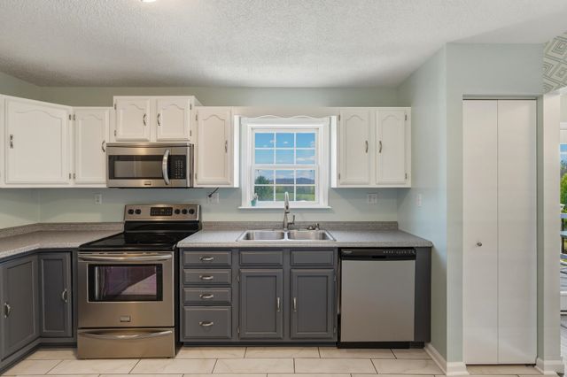 42 Regal Oaks, Barboursville, WV 25504