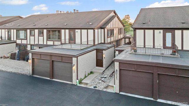 1049 Country Club Drive, Macomb, MI 48082