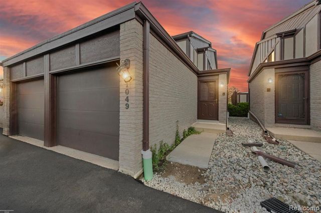 1049 Country Club Drive, Macomb, MI 48082