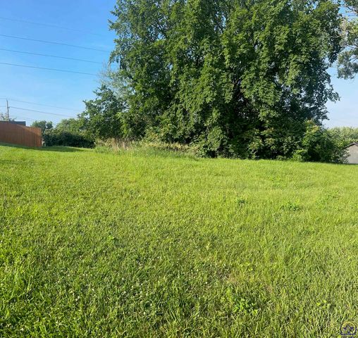 6521 SW 40th St, Topeka, KS 66610