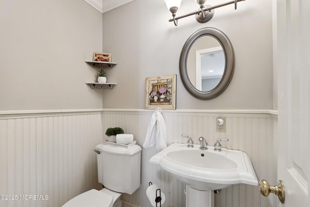12 Woodridge Avenue, Toms River, NJ 08755
