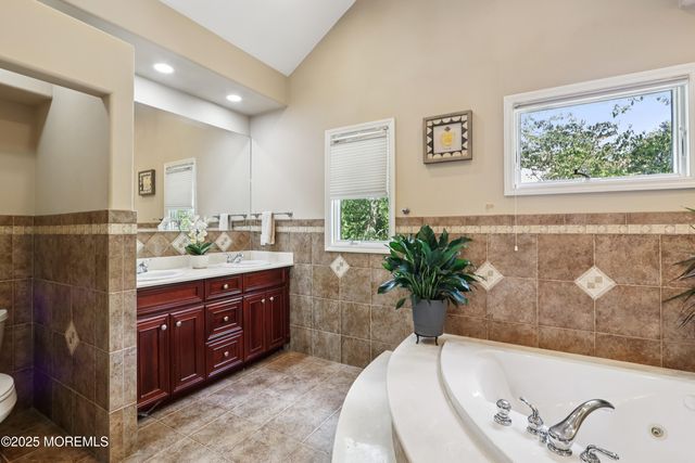 12 Woodridge Avenue, Toms River, NJ 08755