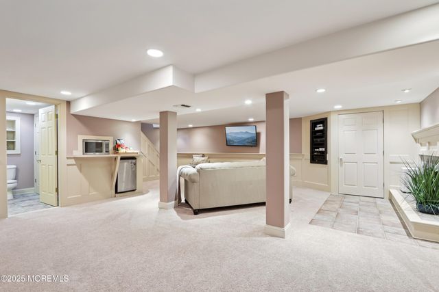 12 Woodridge Avenue, Toms River, NJ 08755