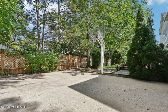 12 Woodridge Avenue, Toms River, NJ 08755