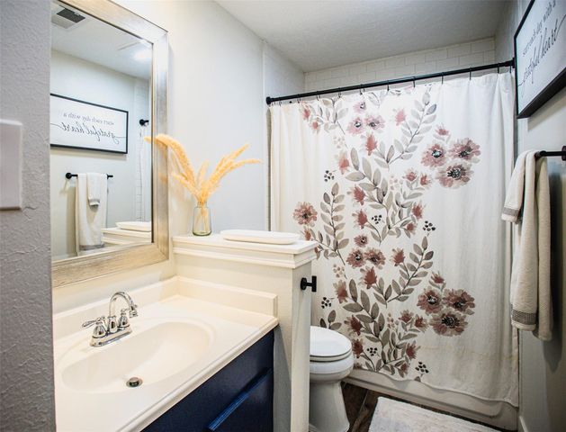 15526 Wandering Trail, Friendswood, TX 77546