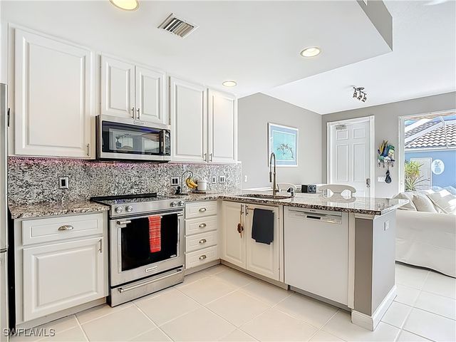 6186 Towncenter CIR, Naples, FL 34119