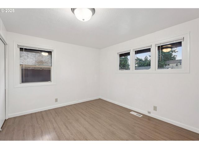 12030 Ne HOLLADAY St, Portland, OR 97220