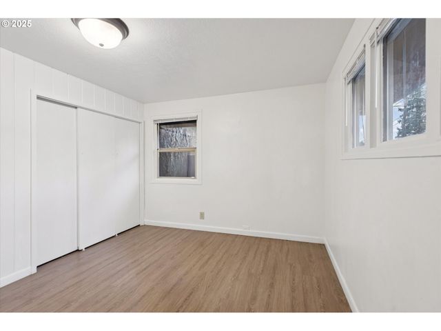 12030 Ne HOLLADAY St, Portland, OR 97220