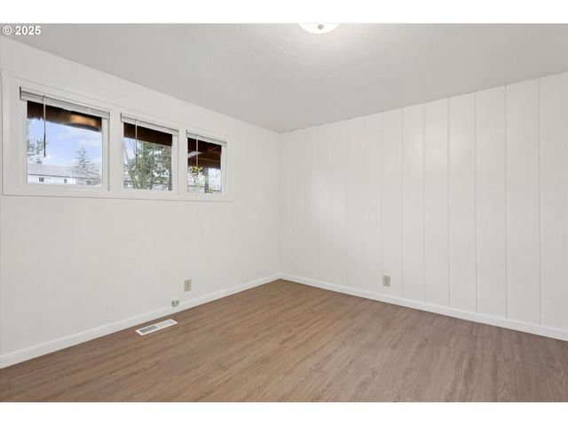 12030 Ne HOLLADAY St, Portland, OR 97220