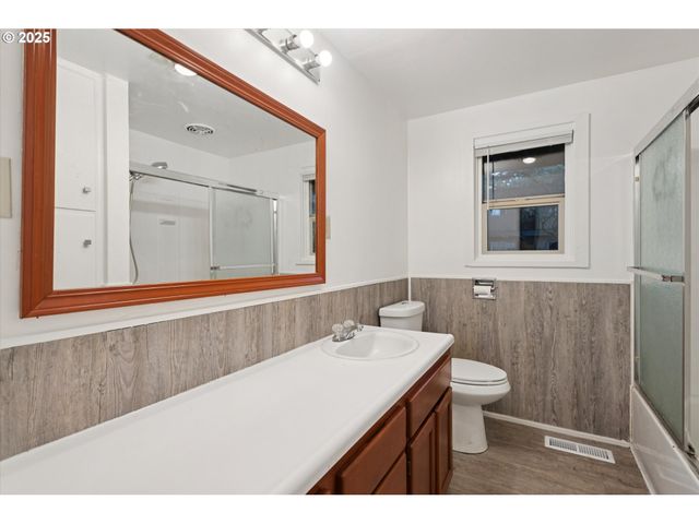 12030 Ne HOLLADAY St, Portland, OR 97220