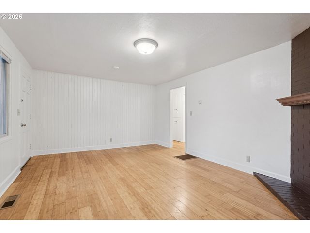 12030 Ne HOLLADAY St, Portland, OR 97220