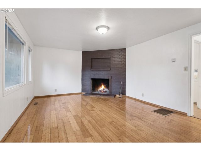 12030 Ne HOLLADAY St, Portland, OR 97220