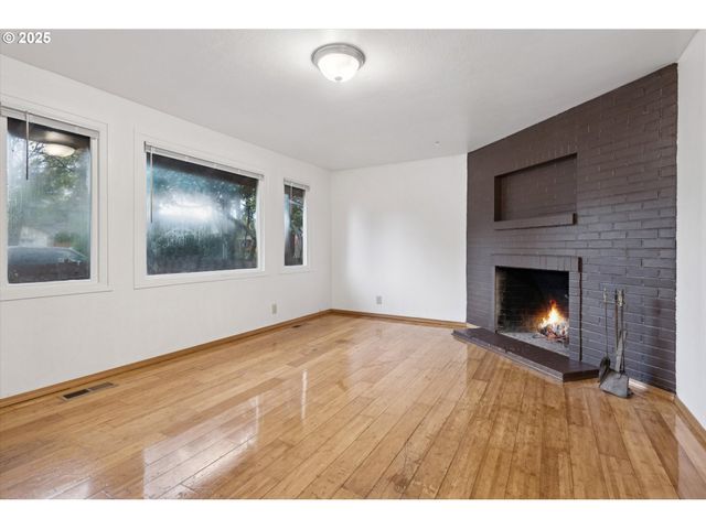 12030 Ne HOLLADAY St, Portland, OR 97220